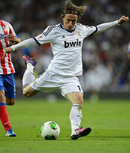 你是哪边的？本菲卡门将特鲁宾扑点后被队友阿劳若补射进球