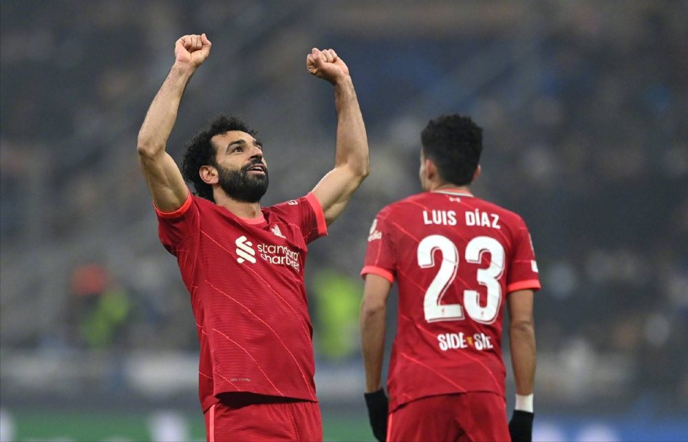 梅西捧起美职联冠军奖杯时，站在一旁的穆勒露出了最真挚的笑容