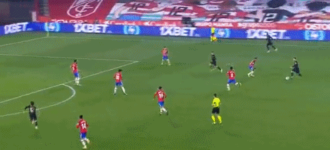 足球中超球队失误频频，主帅暴怒